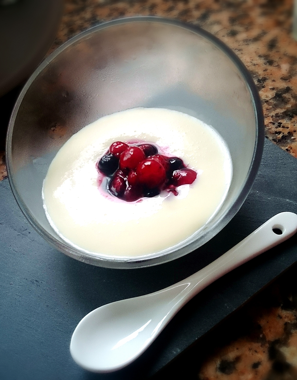 CHUPITO DE CHOCOLATE BLANCO Y FRUTOS ROJOS