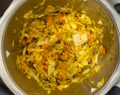 Step <p>Trocee 4 seg/vel 4 y sofría 5 min/120°C/vel 1.</p> illustration