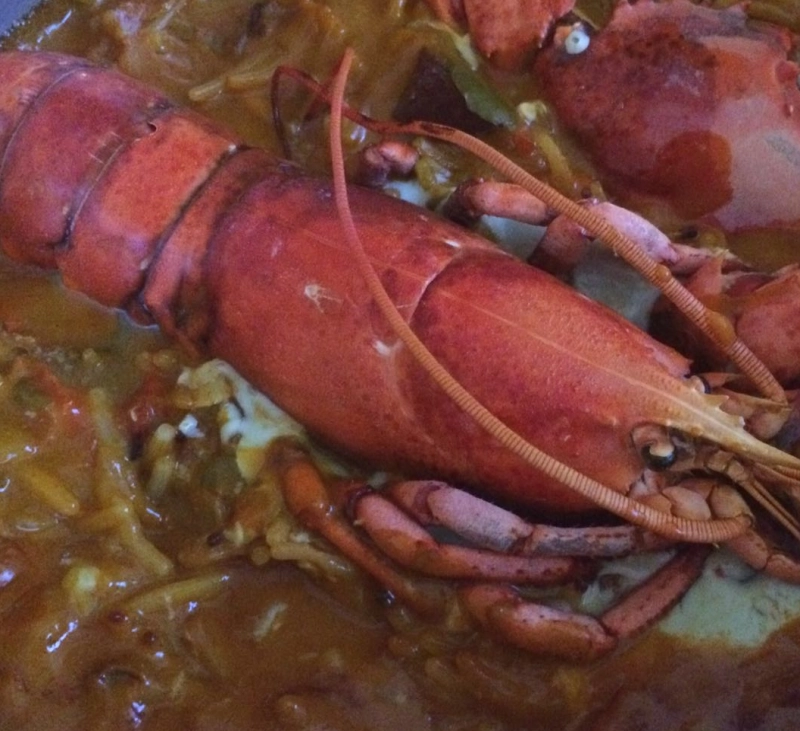 Fideuá de carrilleras, langostinos y bogavante.