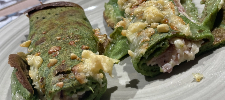 Crepes de espinaca con jamón y queso
