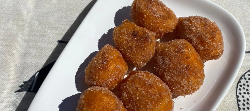 BUNYOLS DE QUARESMA DE MONIATO, BANYATS AMB SUCRE I CANYELLA