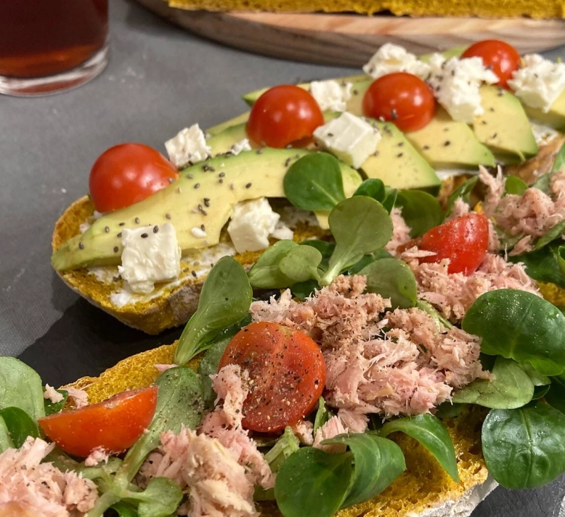 Tostadas con pan rústico con cúrcuma