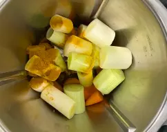 Step <p>Ponga en el vaso la zanahoria, el puerro, el curry y el aceite.</p> illustration