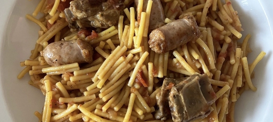 FIDEOS CON COSTILLA Y SALSICHAS