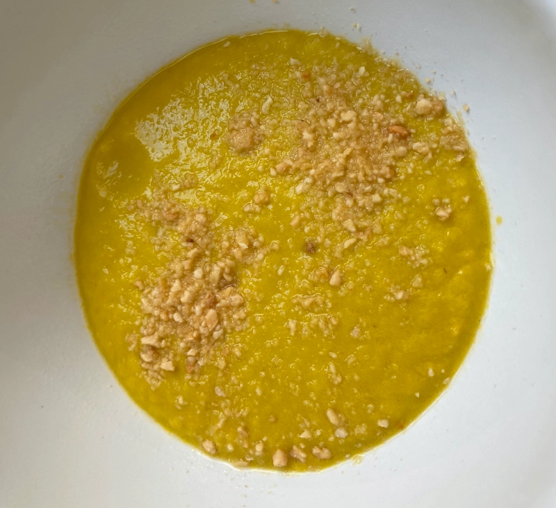 Crema de zanahoria y espárragos con almendras