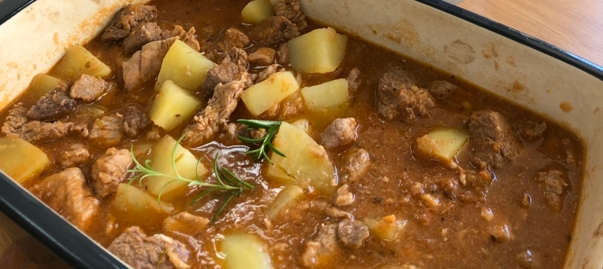 Patatas al vapor con carne guisada