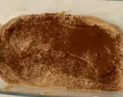 Step <p>Ponga las galletas en un molde y las bañamos con el café, cubrimos con la crema de mascarpone y espolvoreamos con cacao en polvo. Volvemos a hacer otra base de galleta bañadas y estendemos el resto de la mezcla de mascarpone. cubrimos con film y dejamos enfriar en el frigorifico hasta la hora de servir. </p><p>Espolvoreamos con cacao en polvo.</p> illustration