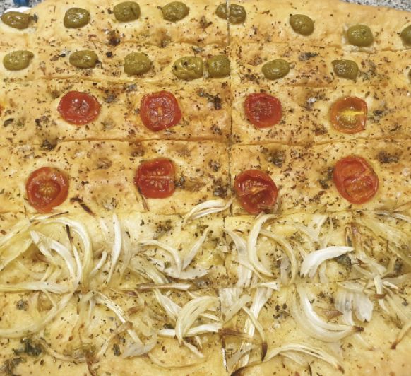 Pan de aceitunas, cebolla y tomates cherry
