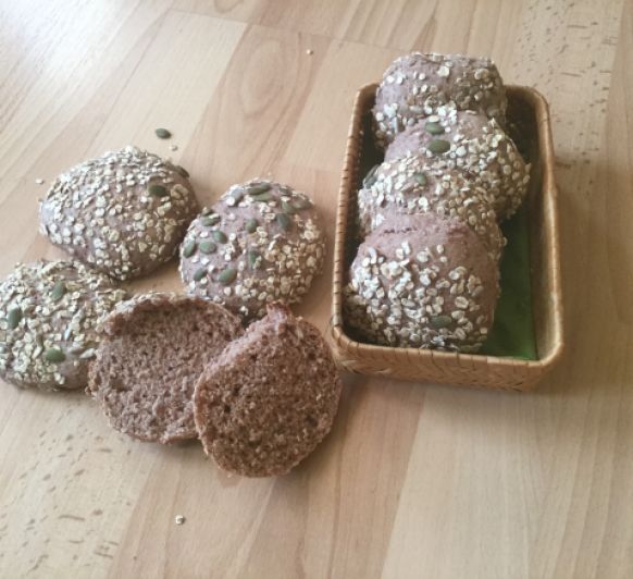 Panecillos integrales con nueces y avena
